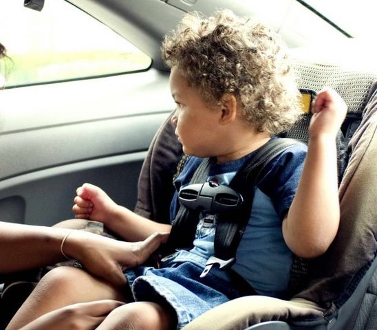 Obbligo del dispositivo antiabbandono per il trasporto in auto di bambini di età inferiore ai quattro anni