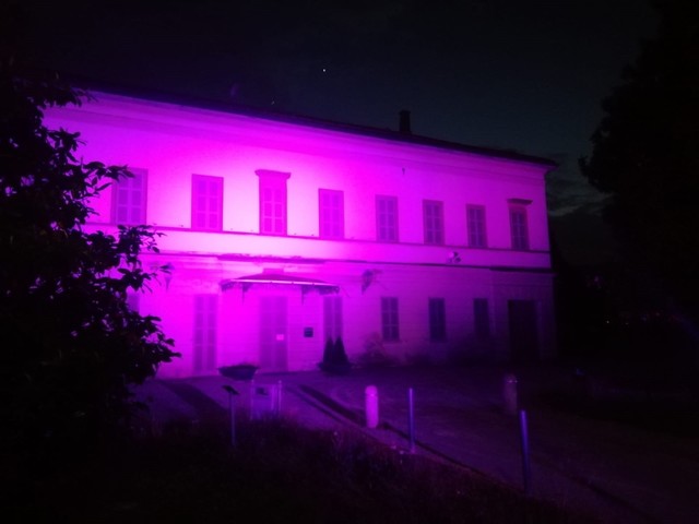 La facciata della Villa Daccò illuminata per promuovere il Centro Antiviolenza V.I.O.L.A.